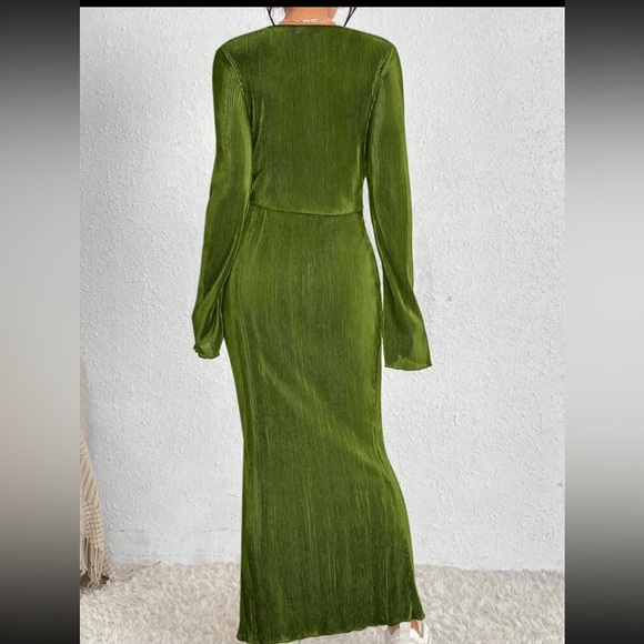 Elegant Green Ribbed 2 piece Dress - Picture 3 of 6